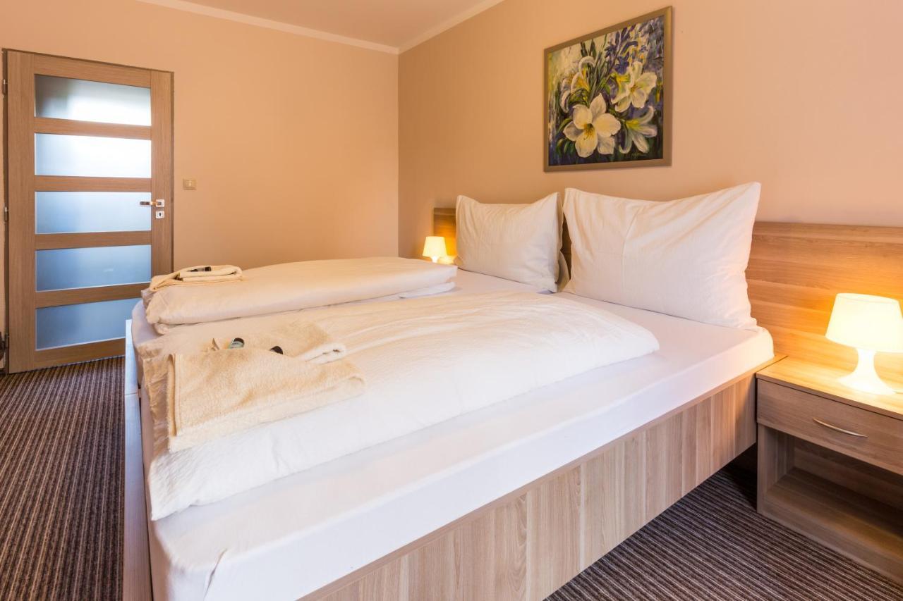 Bed & Breakfast Hotel Perla Nove Mesto nad Vahom Exterior photo